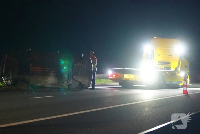 Auto botst tegen vangrail en belandt op zijkant op A28