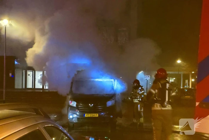 Bestelbus gaat in vlammen op