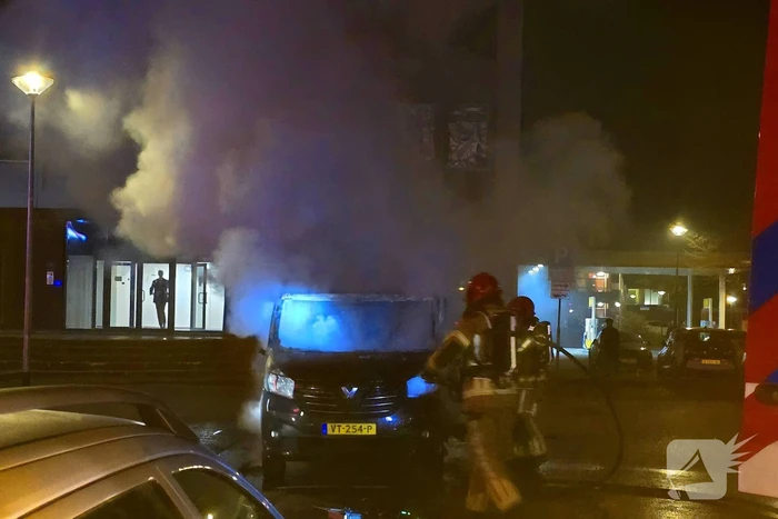 Bestelbus gaat in vlammen op