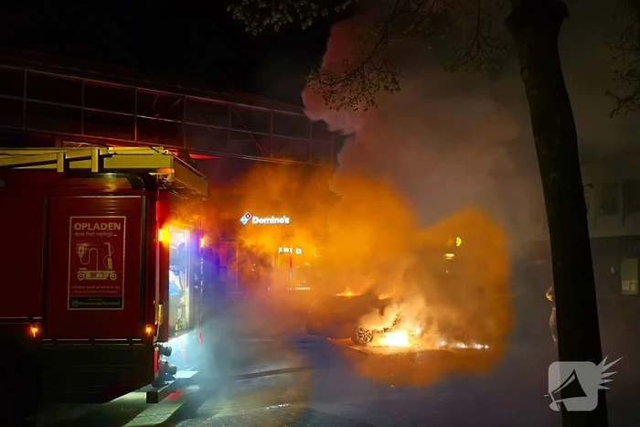 Bestelbus gaat in vlammen op