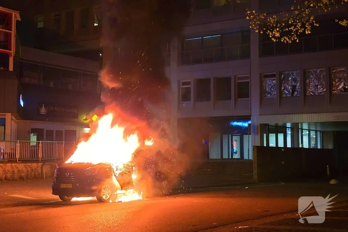 Bestelbus gaat in vlammen op