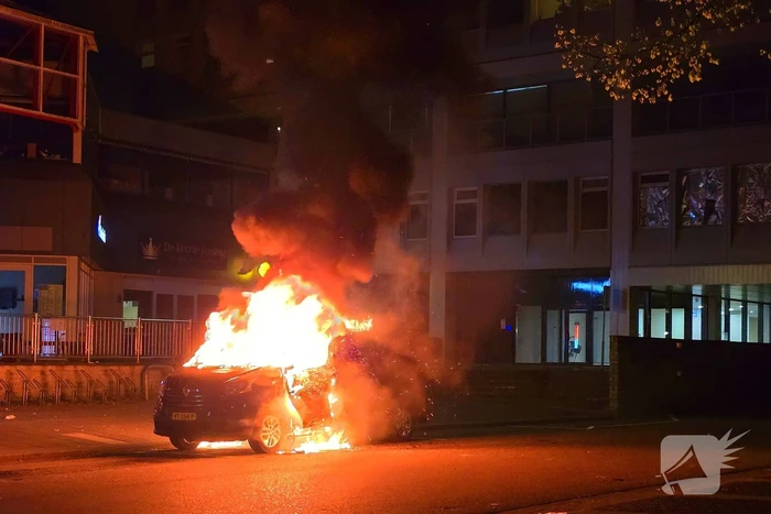 Bestelbus gaat in vlammen op