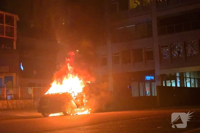 Bestelbus gaat in vlammen op