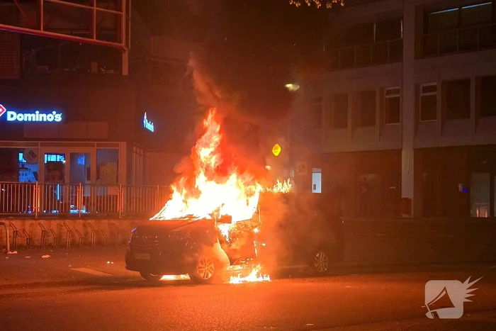 Bestelbus gaat in vlammen op