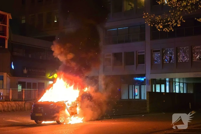 Bestelbus gaat in vlammen op