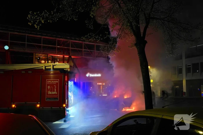 Bestelbus gaat in vlammen op