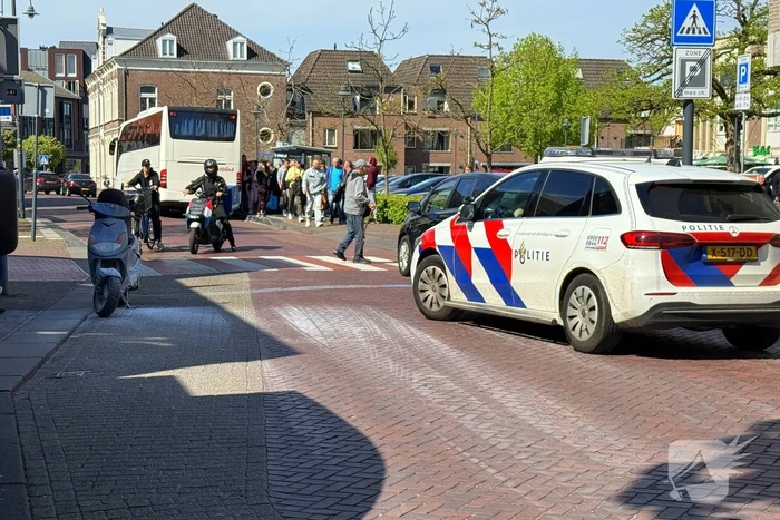 Omstanders blussen brandende scooter