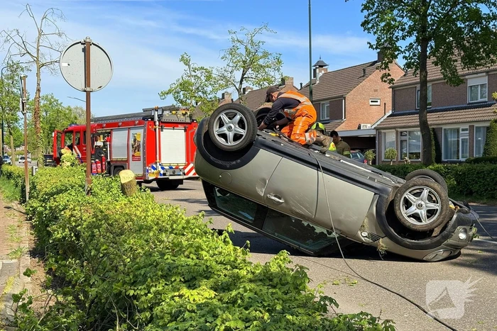 Automobilist ramt meerdere bomen en belandt op op zijn kop