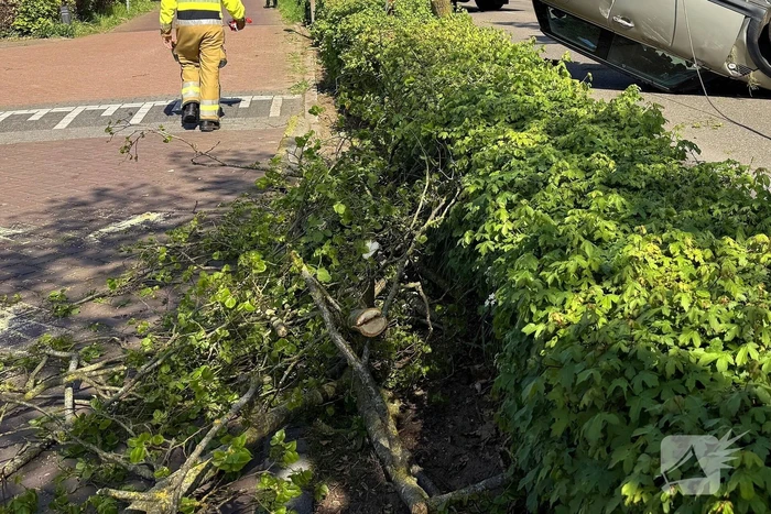 Automobilist ramt meerdere bomen en belandt op op zijn kop