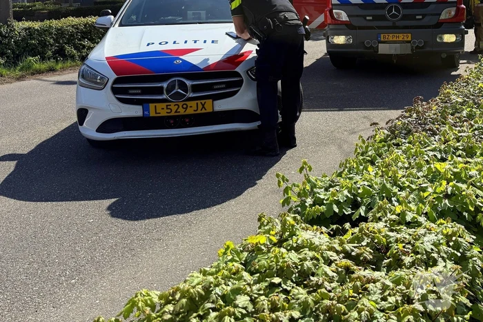 Automobilist ramt meerdere bomen en belandt op op zijn kop