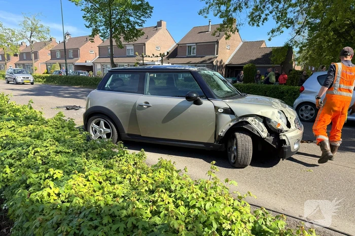 Automobilist ramt meerdere bomen en belandt op op zijn kop