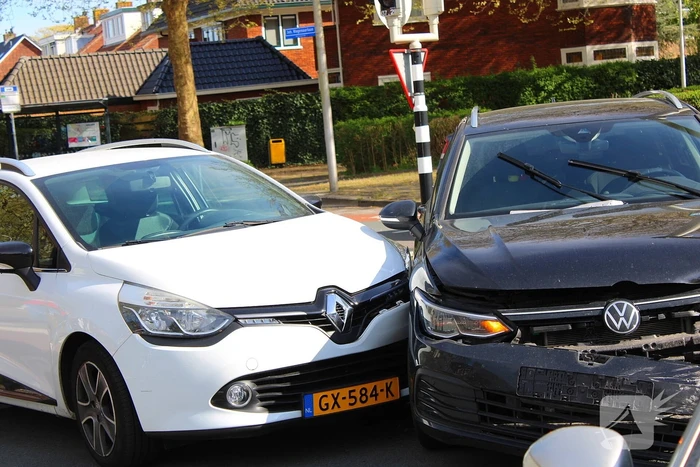 Veel schade bij aanrijding tussen drie voertuigen