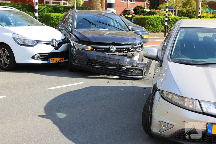 Veel schade bij aanrijding tussen drie voertuigen