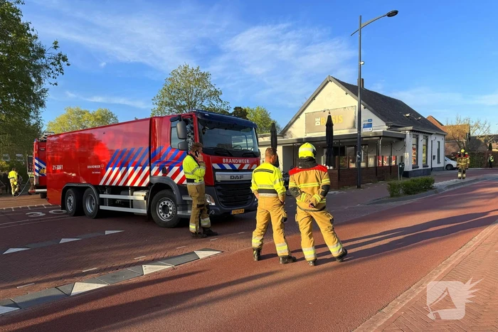 Brandweer blust brand in cafe
