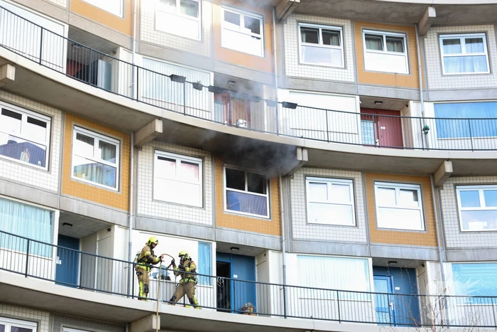Twee gewonden en dode kat en hond bij brand in flatwoning