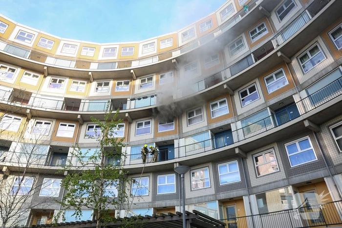 Twee gewonden en dode kat en hond bij brand in flatwoning