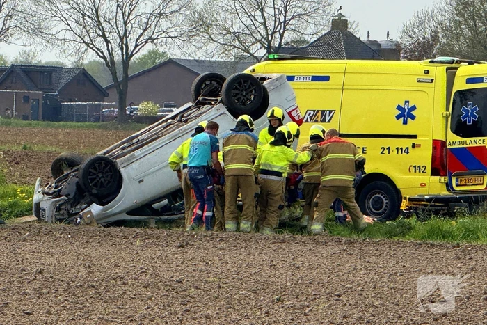 Auto belandt op de kop in weiland