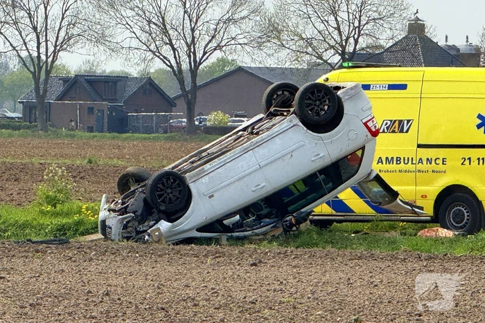 Auto belandt op de kop in weiland