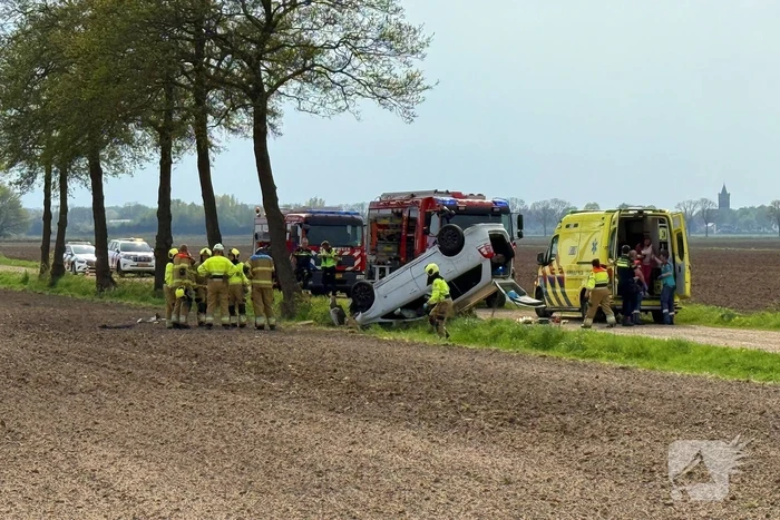 Auto belandt op de kop in weiland