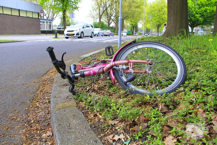 Kind op fiets aangereden door auto