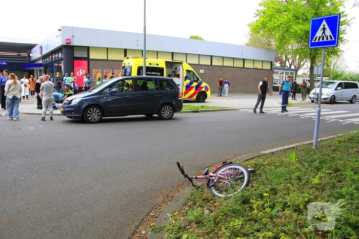 Kind op fiets aangereden door auto
