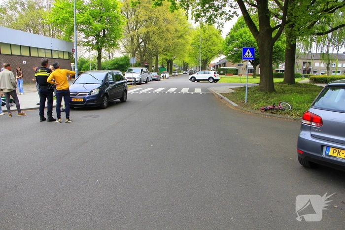 Kind op fiets aangereden door auto