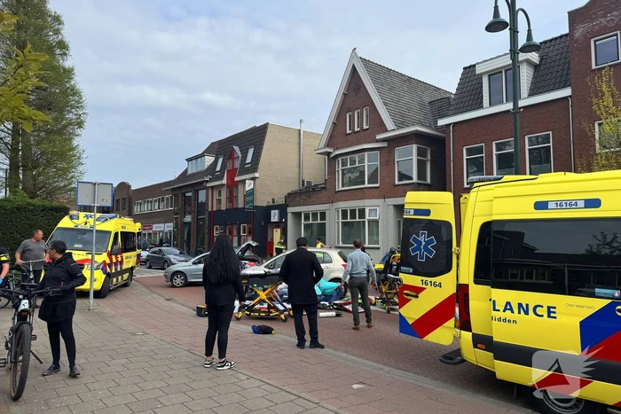 Motorrijder en bijrijder zwaargewond bij aanrijding