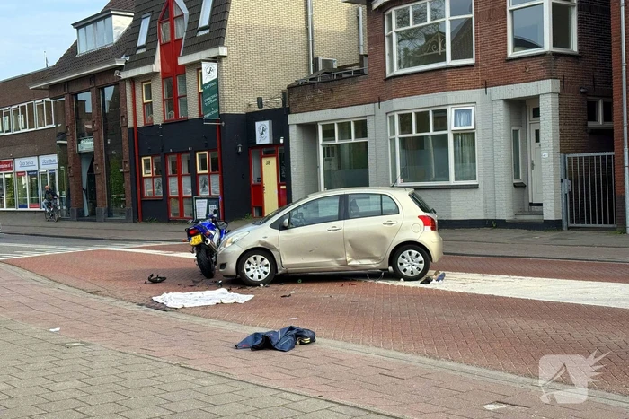 Motorrijder en bijrijder zwaargewond bij aanrijding