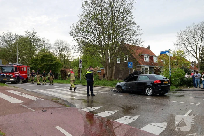 Auto vliegt spontaan in brand tijdens rit