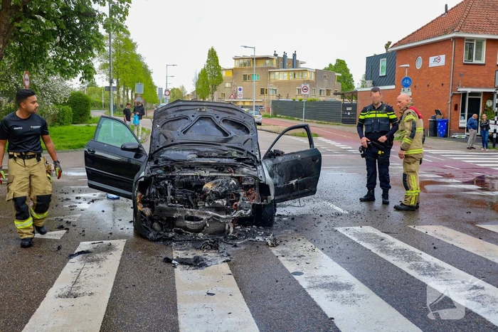Auto vliegt spontaan in brand tijdens rit