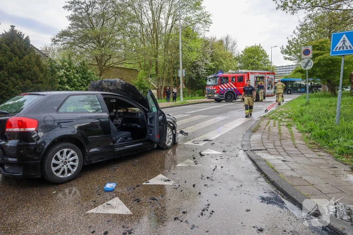 Auto vliegt spontaan in brand tijdens rit