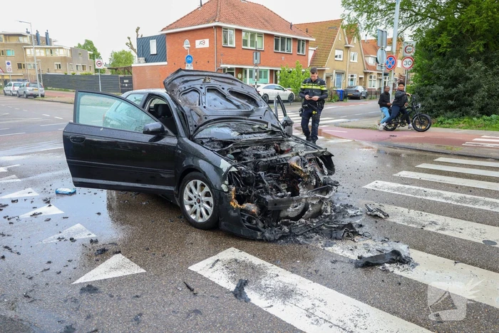 Auto vliegt spontaan in brand tijdens rit