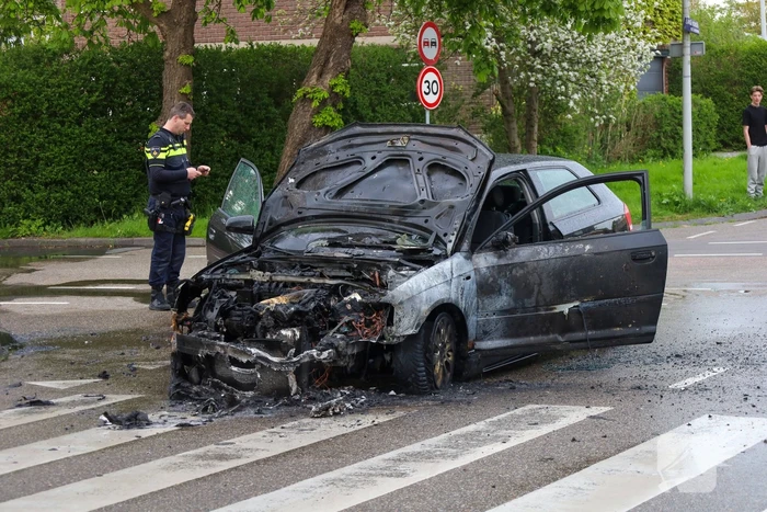Auto vliegt spontaan in brand tijdens rit