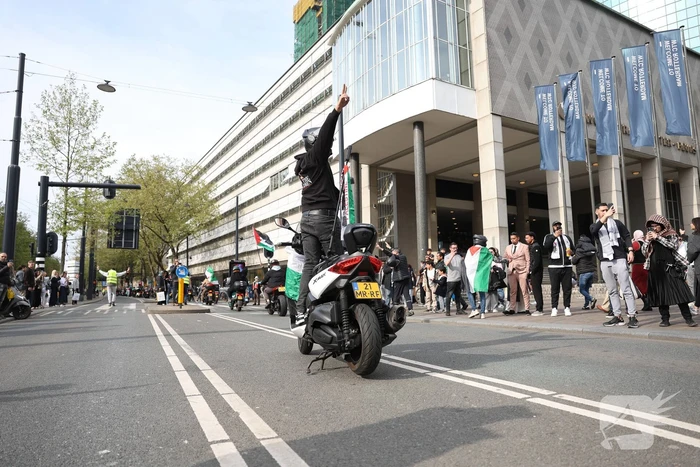 Duizenden Pro-Palestijn demonstranten komen aan bij stadhuis