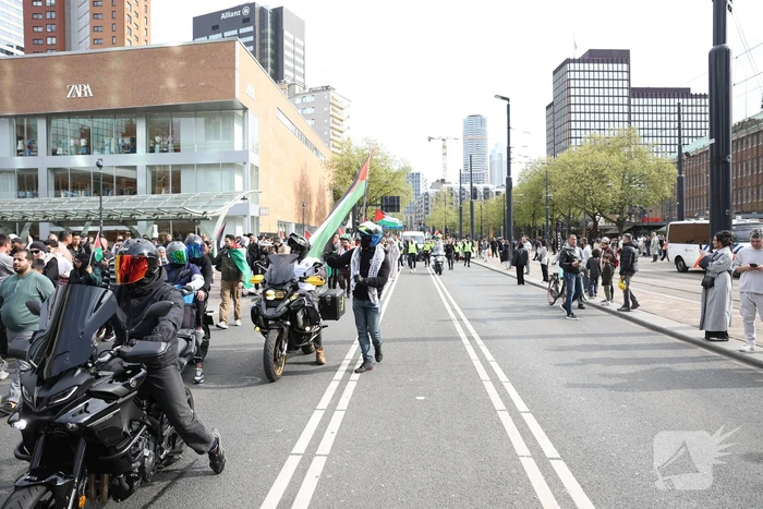 Duizenden Pro-Palestijn demonstranten komen aan bij stadhuis