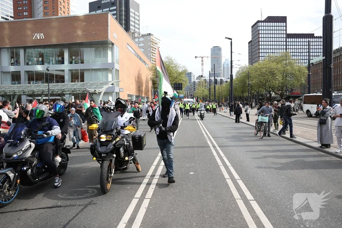 Duizenden Pro-Palestijn demonstranten komen aan bij stadhuis