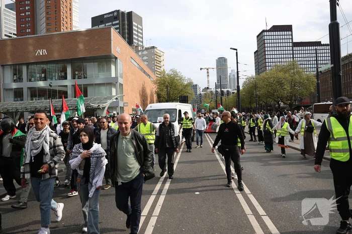 Duizenden Pro-Palestijn demonstranten komen aan bij stadhuis