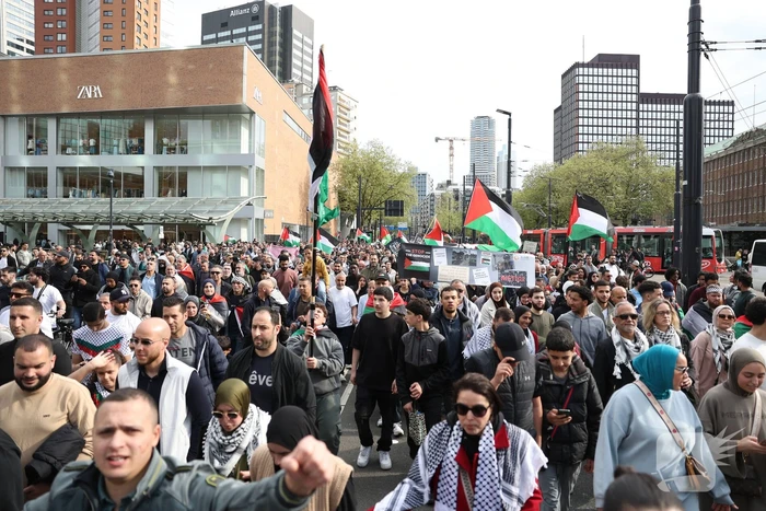 Duizenden Pro-Palestijn demonstranten komen aan bij stadhuis