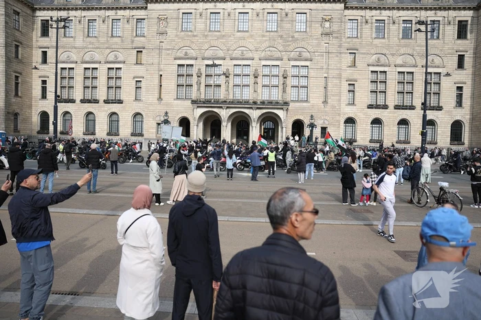 Duizenden Pro-Palestijn demonstranten komen aan bij stadhuis