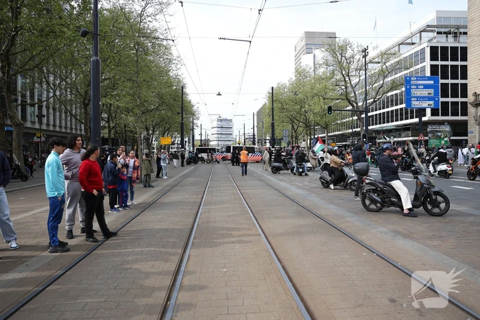 Duizenden Pro-Palestijn demonstranten komen aan bij stadhuis