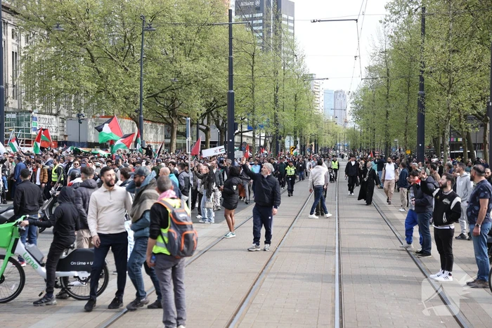 Duizenden Pro-Palestijn demonstranten komen aan bij stadhuis