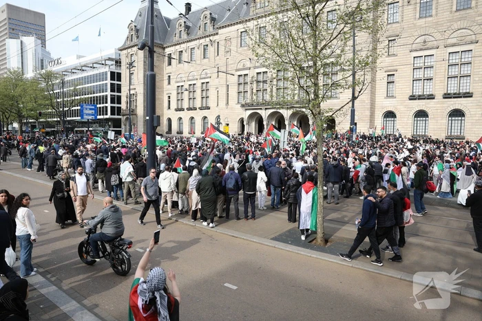 Duizenden Pro-Palestijn demonstranten komen aan bij stadhuis