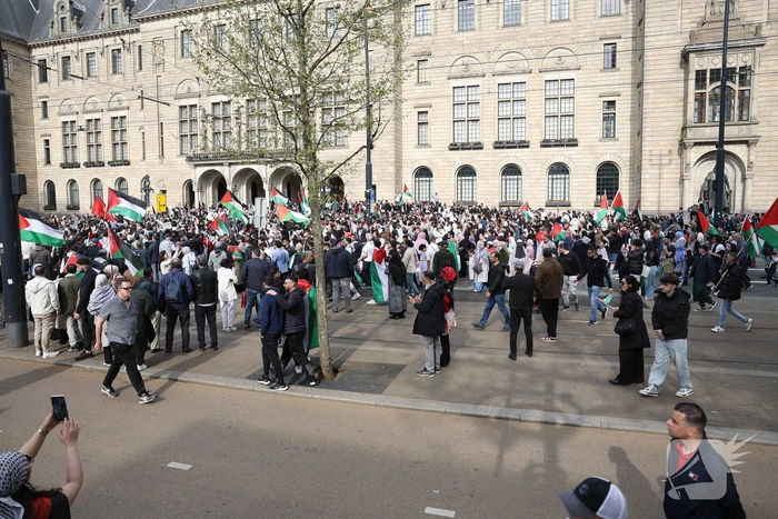 Duizenden Pro-Palestijn demonstranten komen aan bij stadhuis