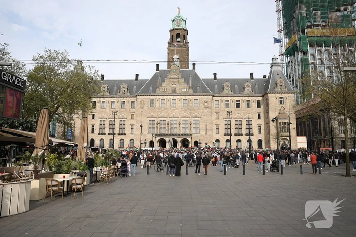 Duizenden Pro-Palestijn demonstranten komen aan bij stadhuis