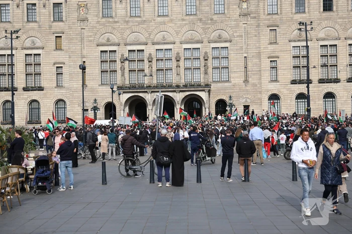 Duizenden Pro-Palestijn demonstranten komen aan bij stadhuis