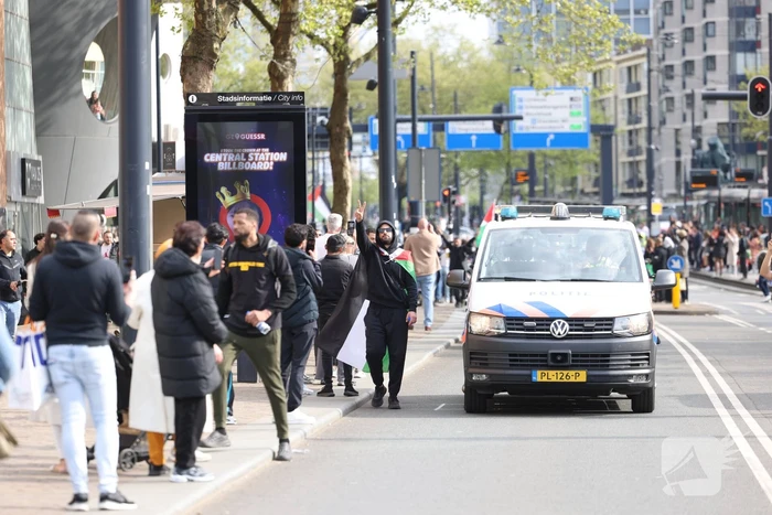 Duizenden Pro-Palestijn demonstranten komen aan bij stadhuis