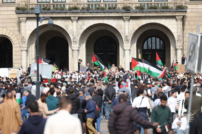 Duizenden Pro-Palestijn demonstranten komen aan bij stadhuis