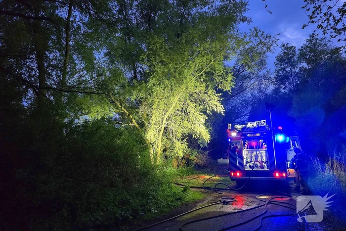 Brandweer blust brand in park