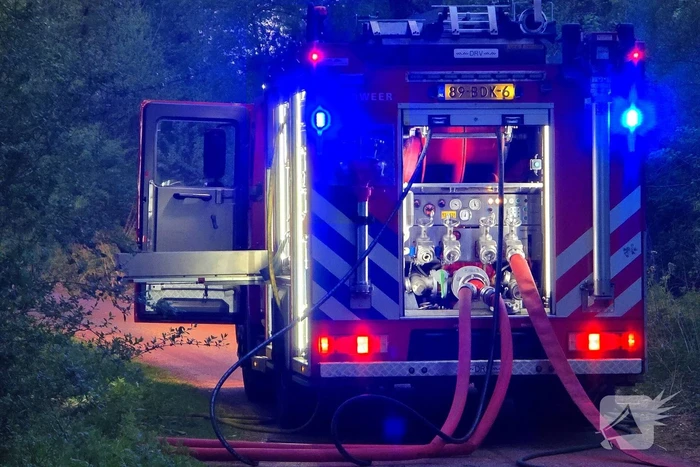 Brandweer blust brand in park