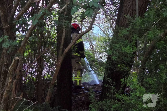 Brandweer blust brand in park
